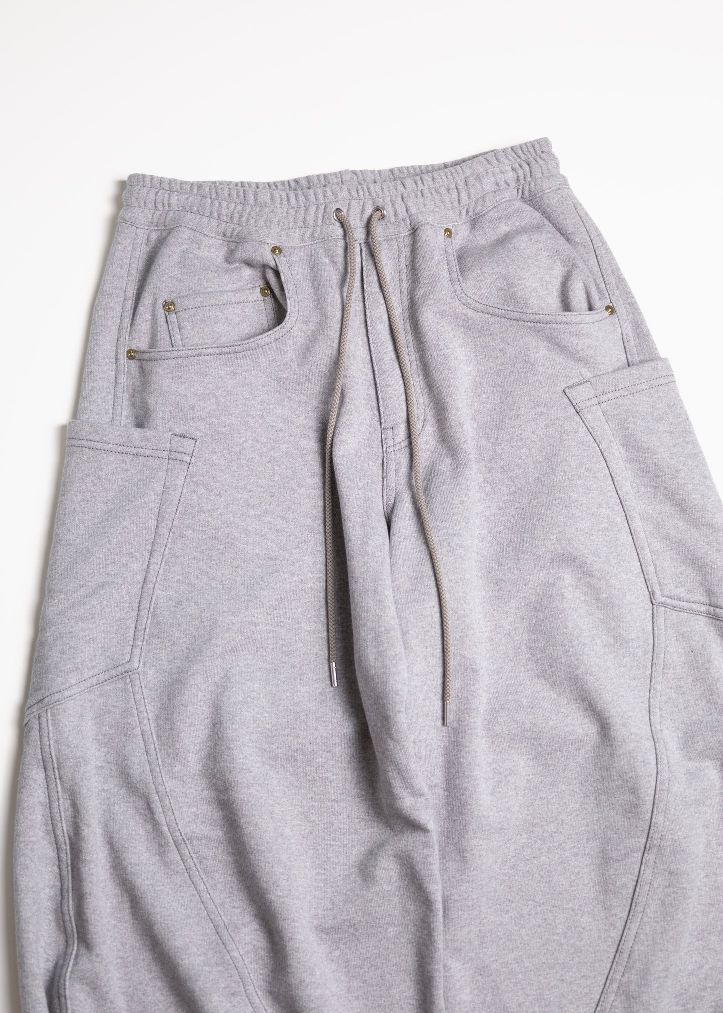 [KHOKI] 3D cutting sweat pants