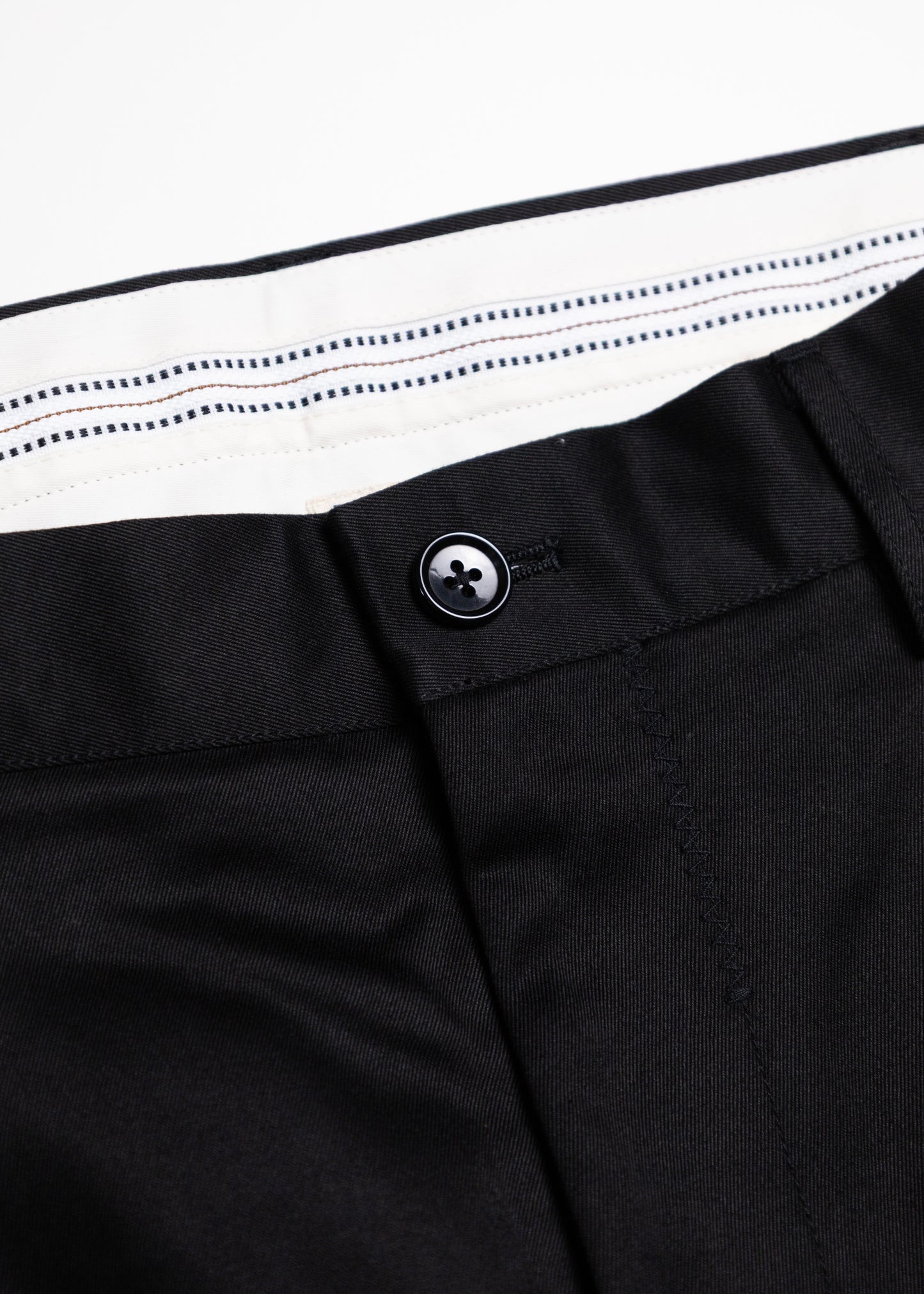 [KHOKI] Tuck-detail cotton pants