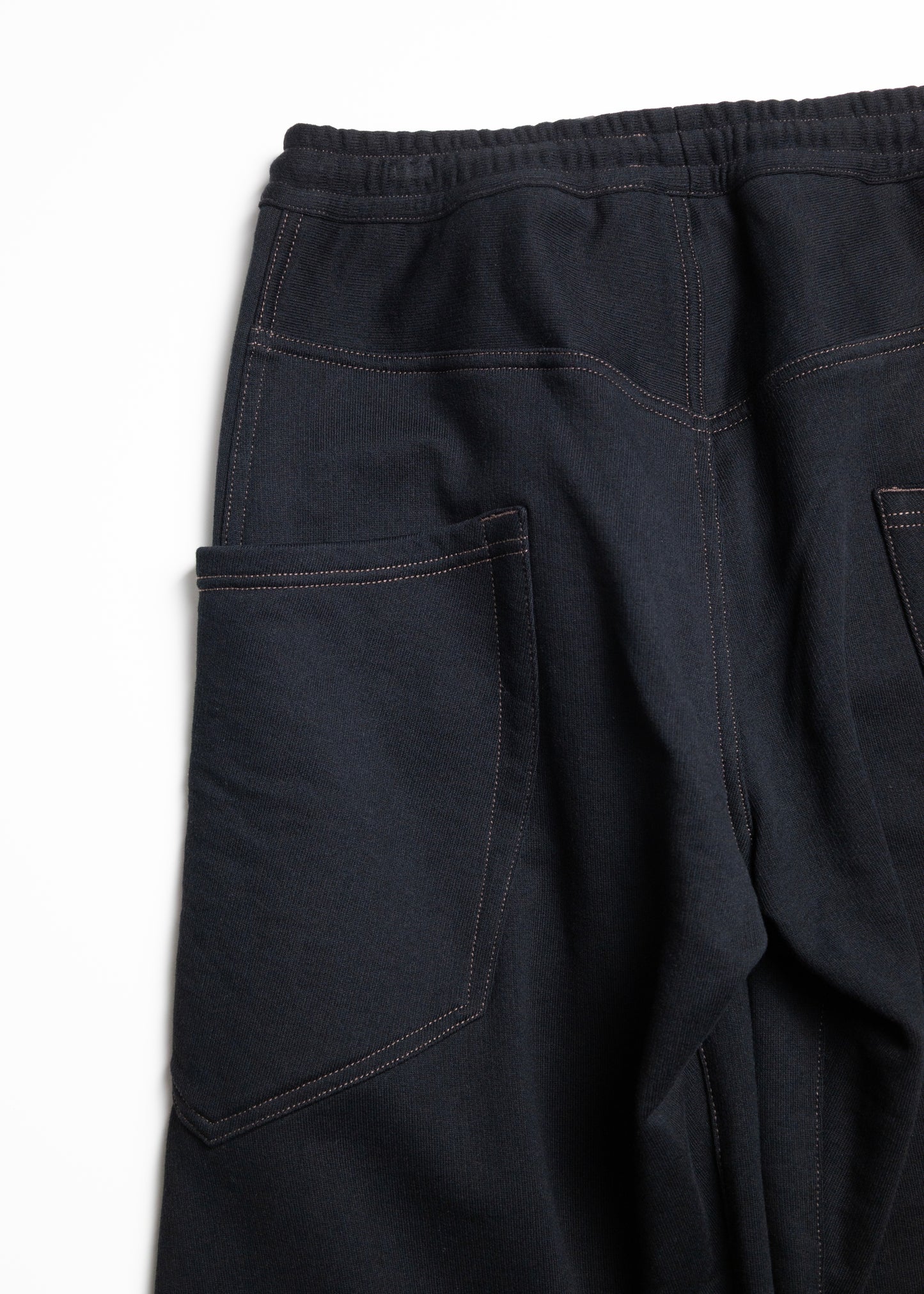 [KHOKI] 3D cutting sweat pants