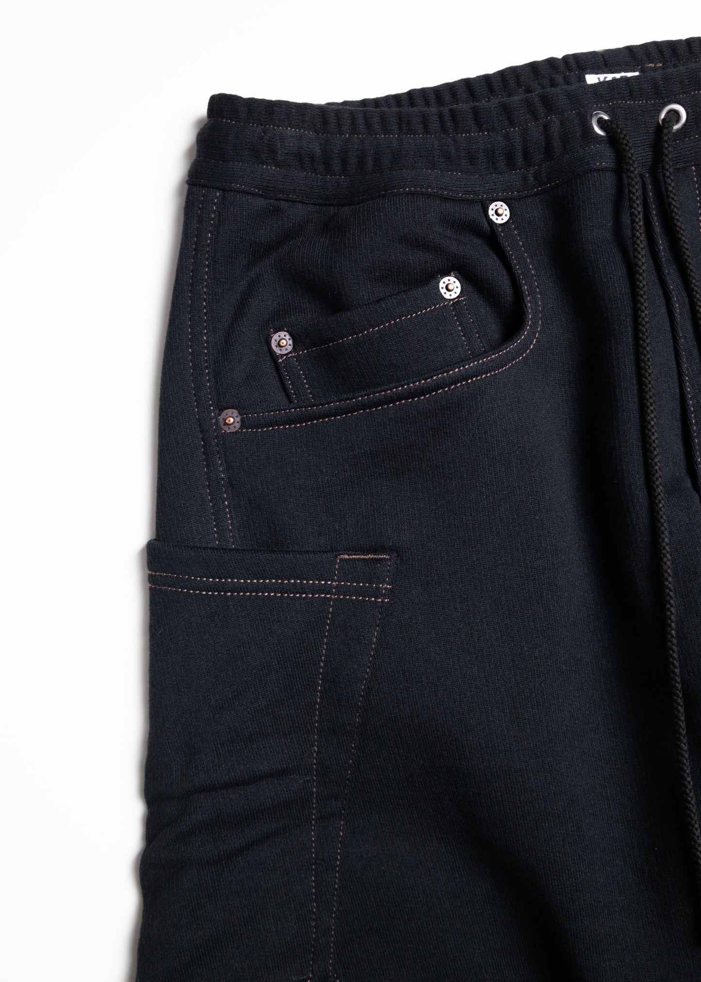 [KHOKI] 3D cutting sweat pants