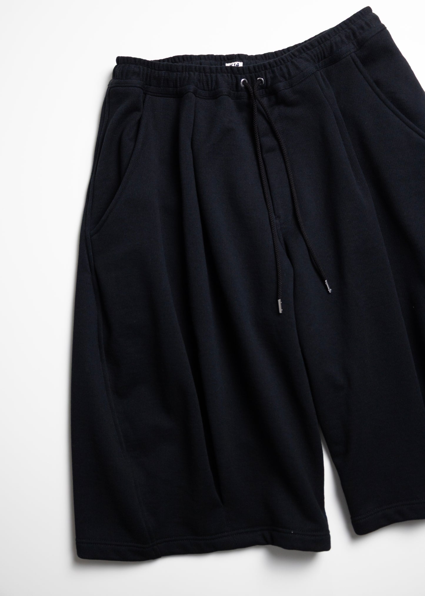 [KHOKI] Pleated Balloon Sweat Shorts