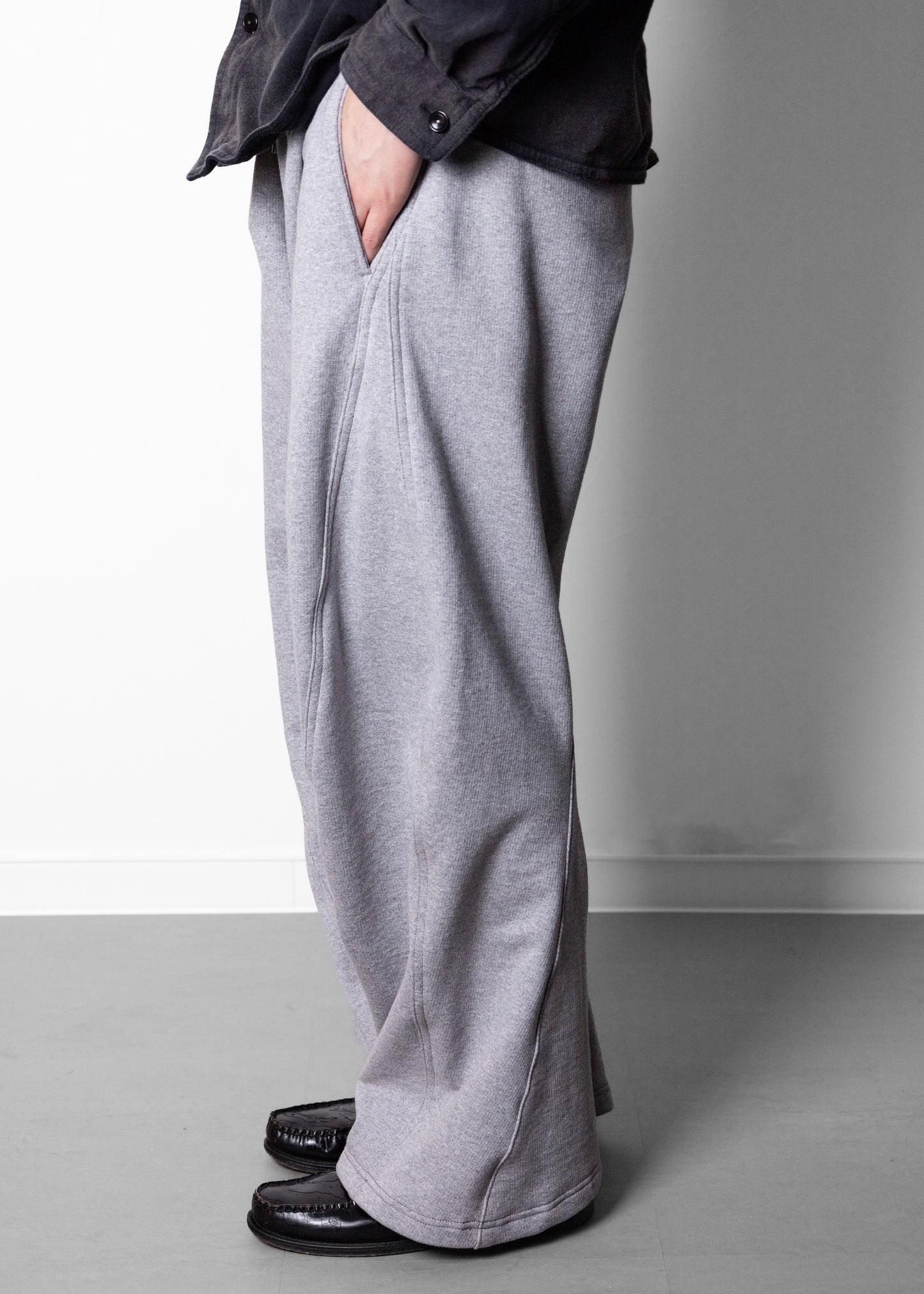 [KHOKI] 3D Cutting Sweat Pants