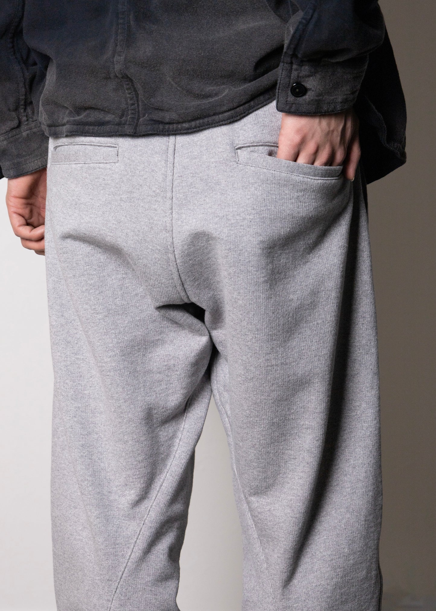 [KHOKI] 3D Cutting Sweat Pants