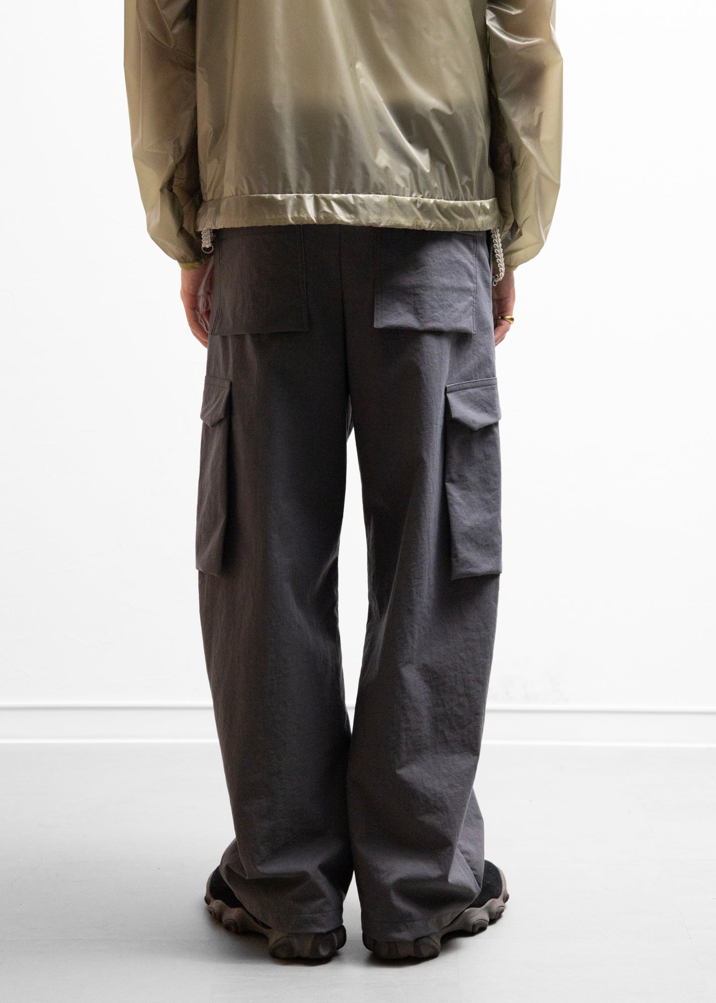 ryaw Sy cargo PANTS カーゴパンツ ナイロン グレー 背面 着用モデル SIZE1