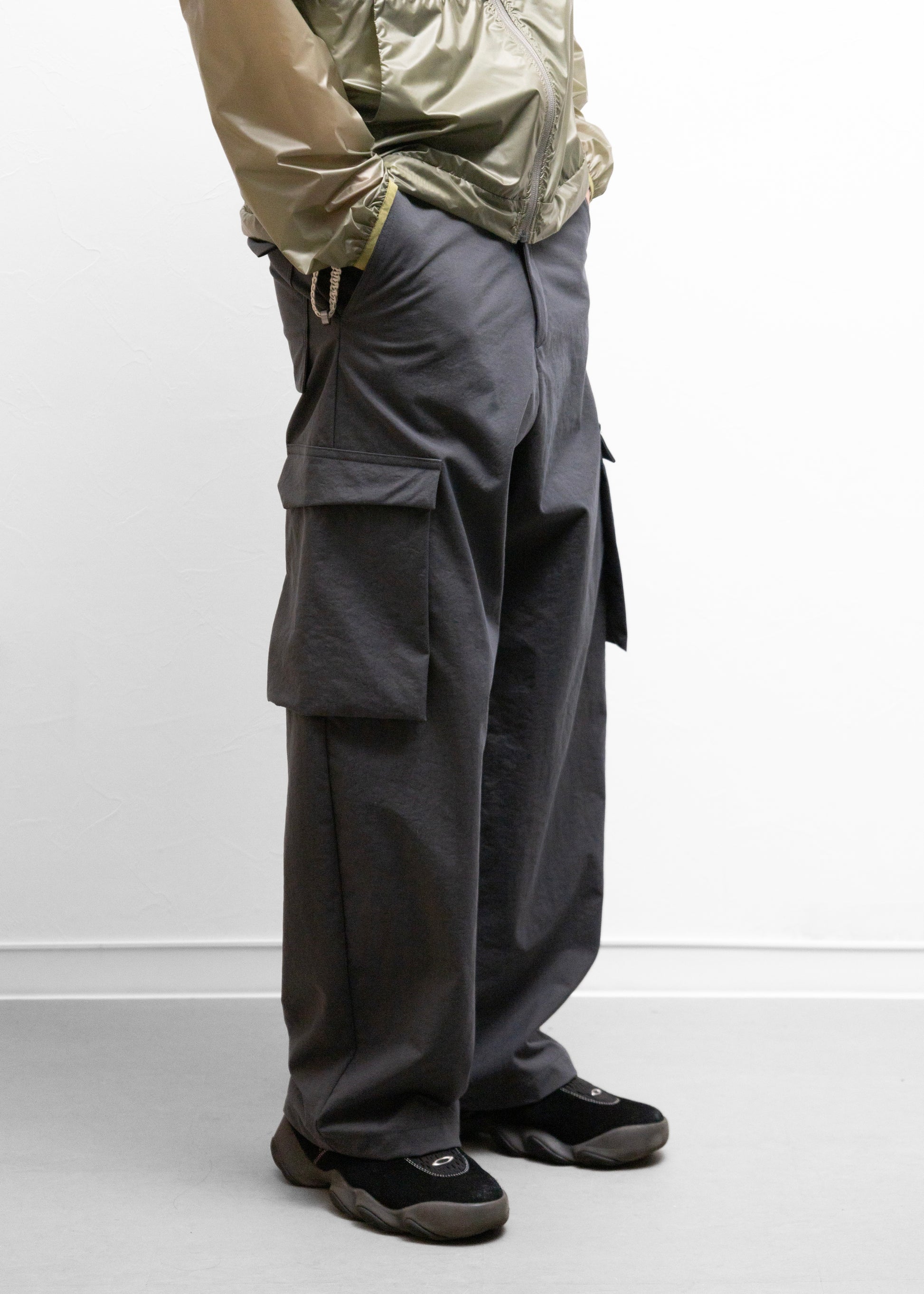 ryaw Sy cargo PANTS カーゴパンツ ナイロン グレー 側面 着用モデル SIZE1