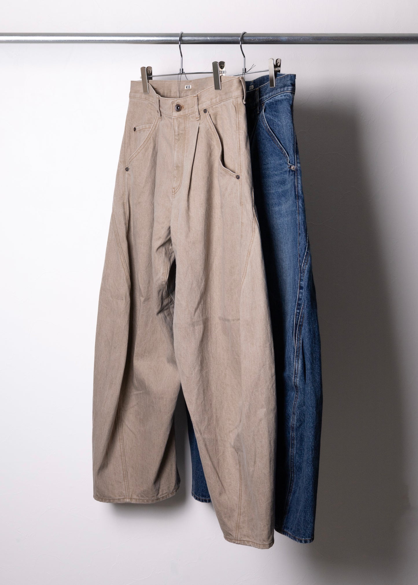 [KHOKI] 3D cutting denim pants