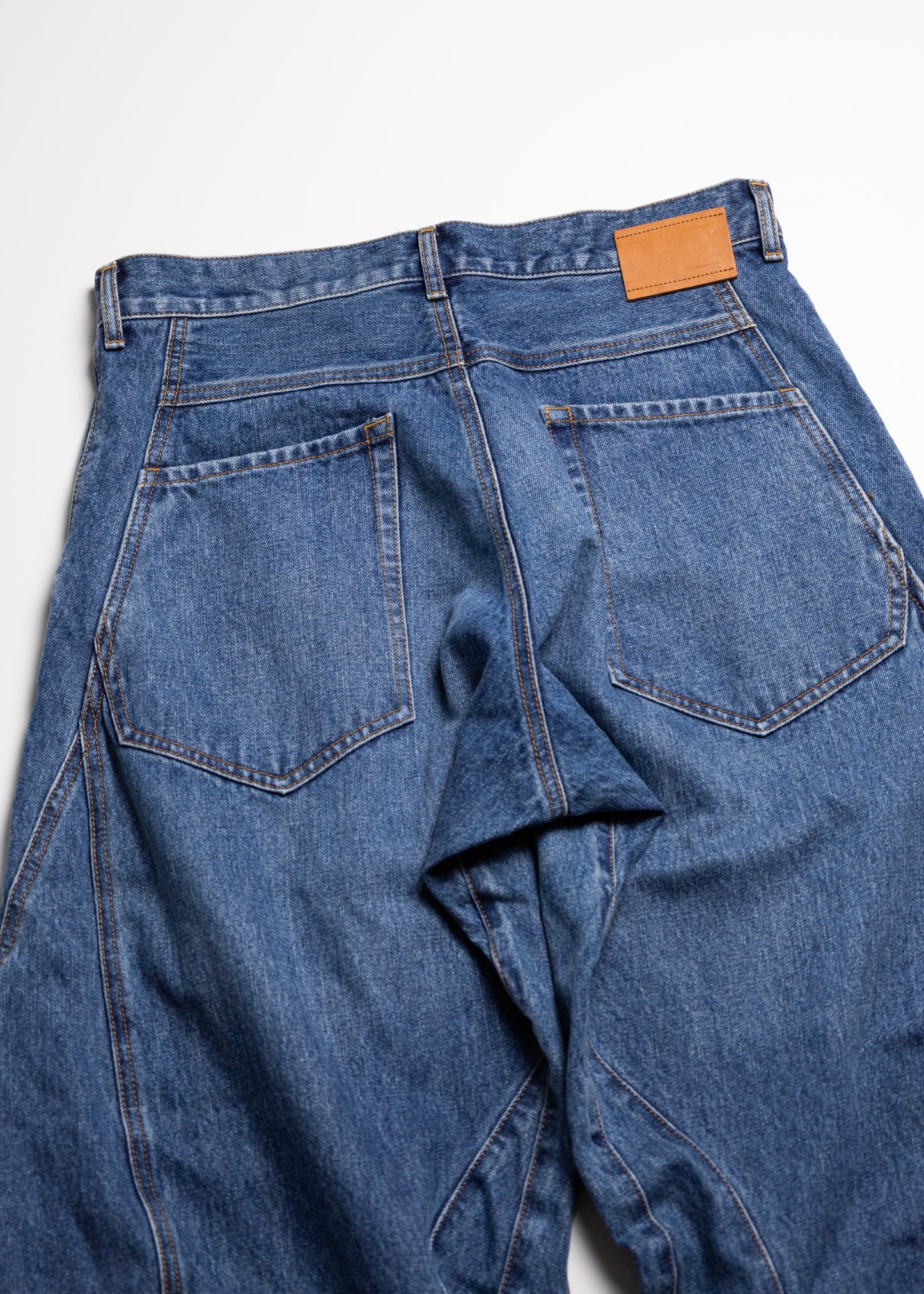[KHOKI] 3D cutting denim pants