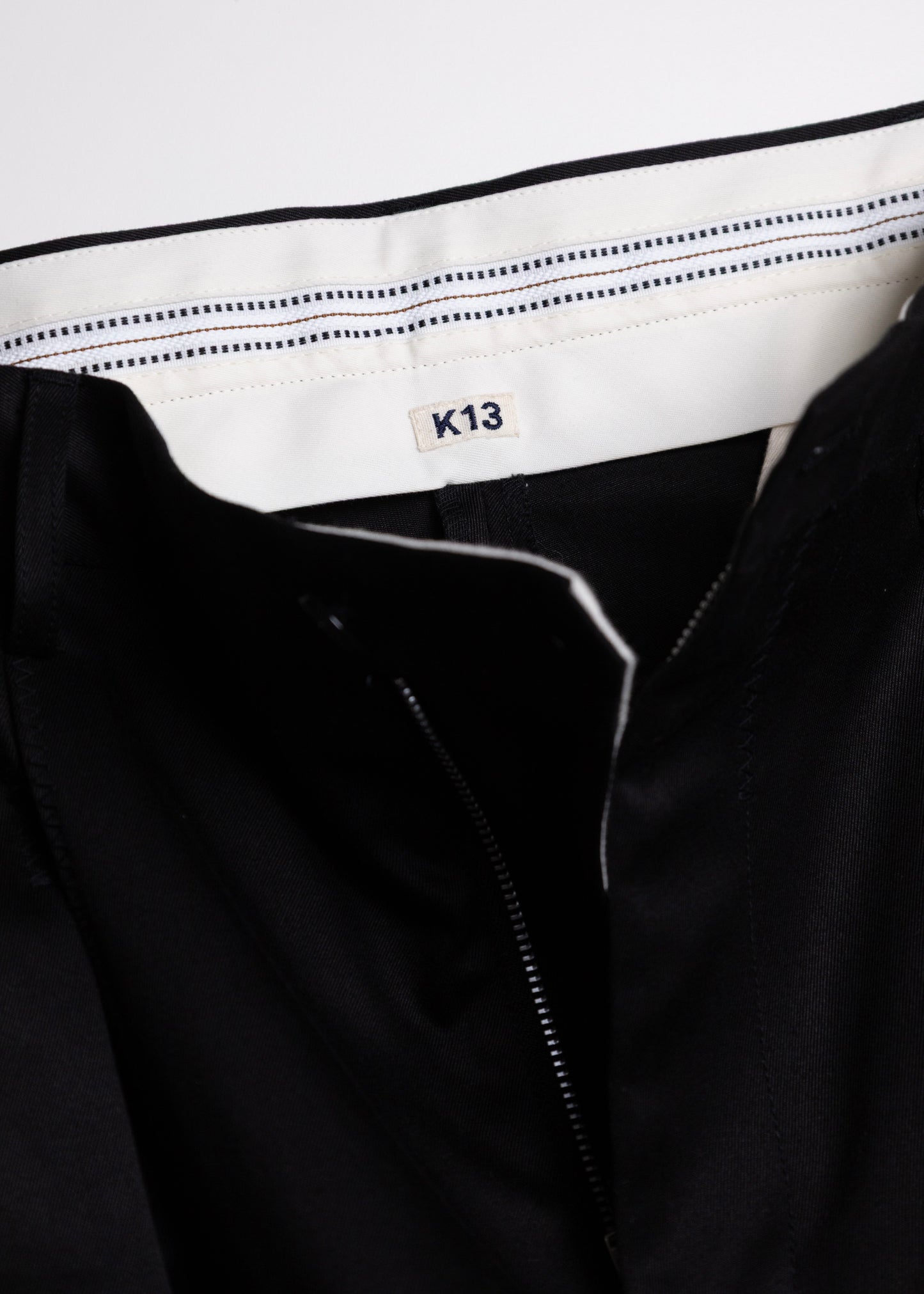 [KHOKI] Tuck-detail cotton pants