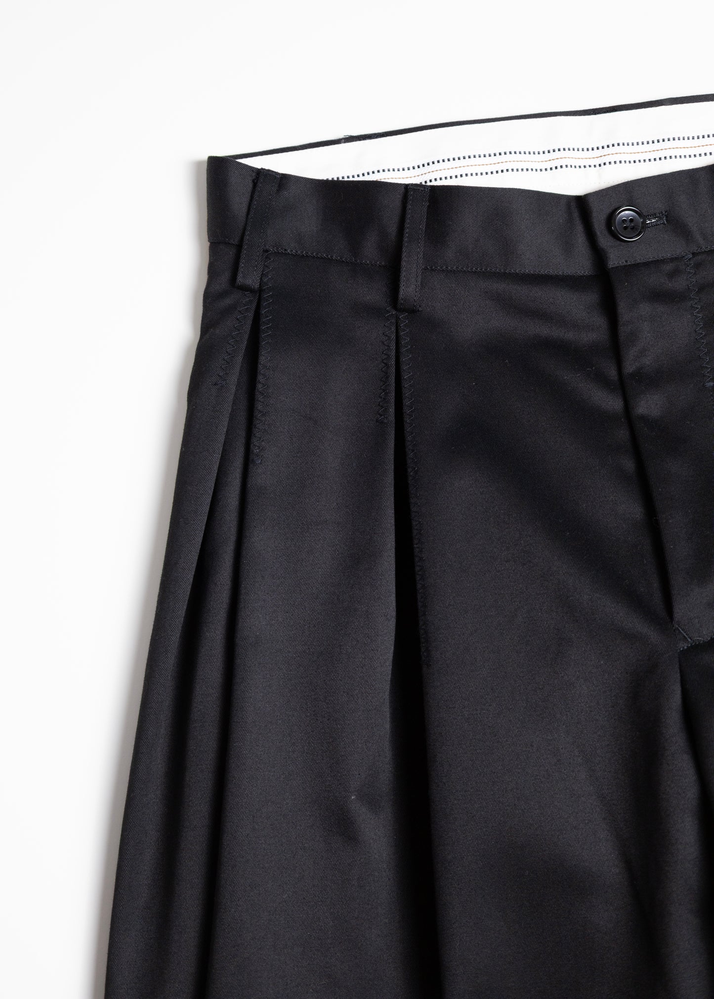 [KHOKI] Tuck-detail cotton pants