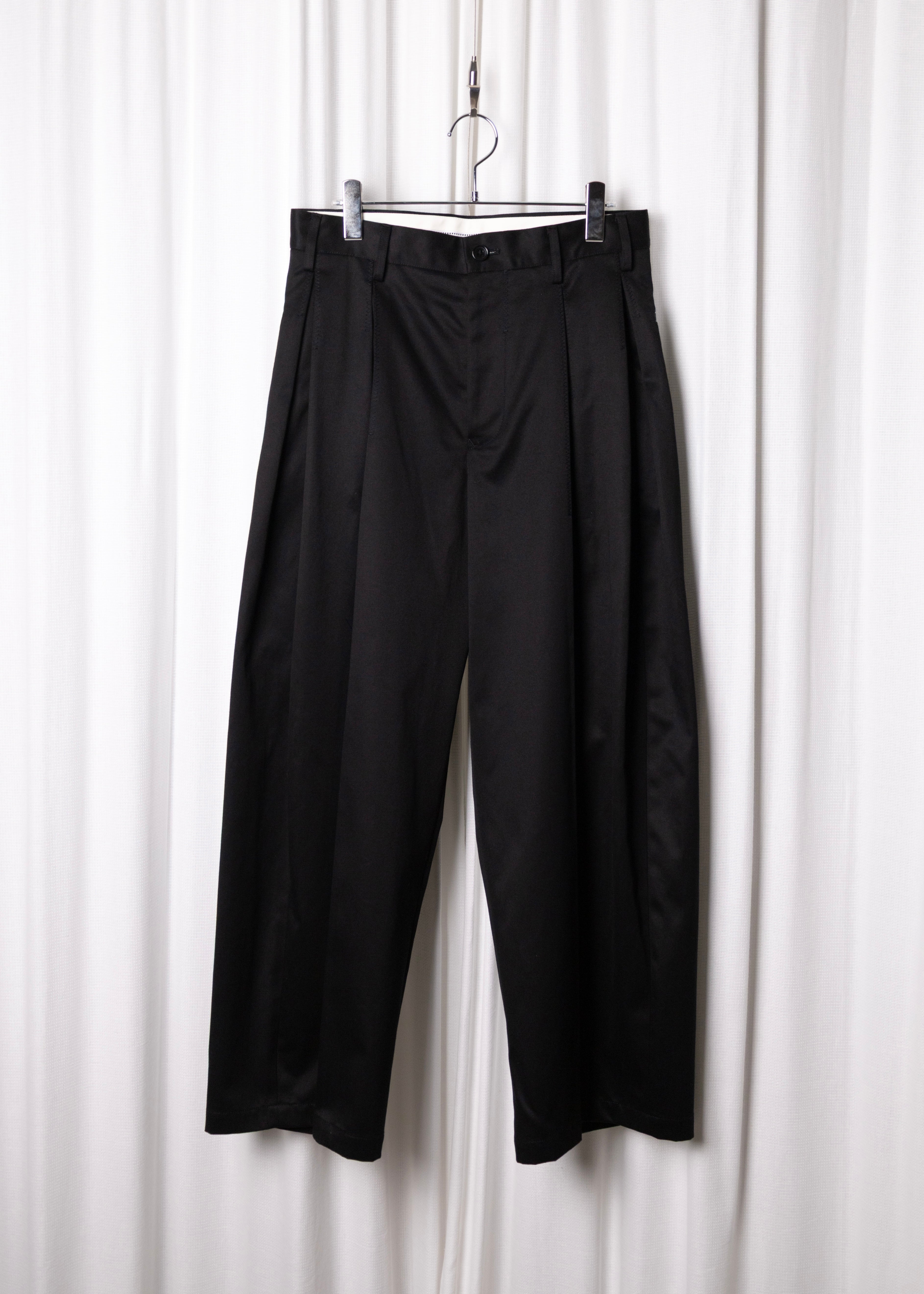 KHOKI （コッキ）Tuck-detail cotton pants – process