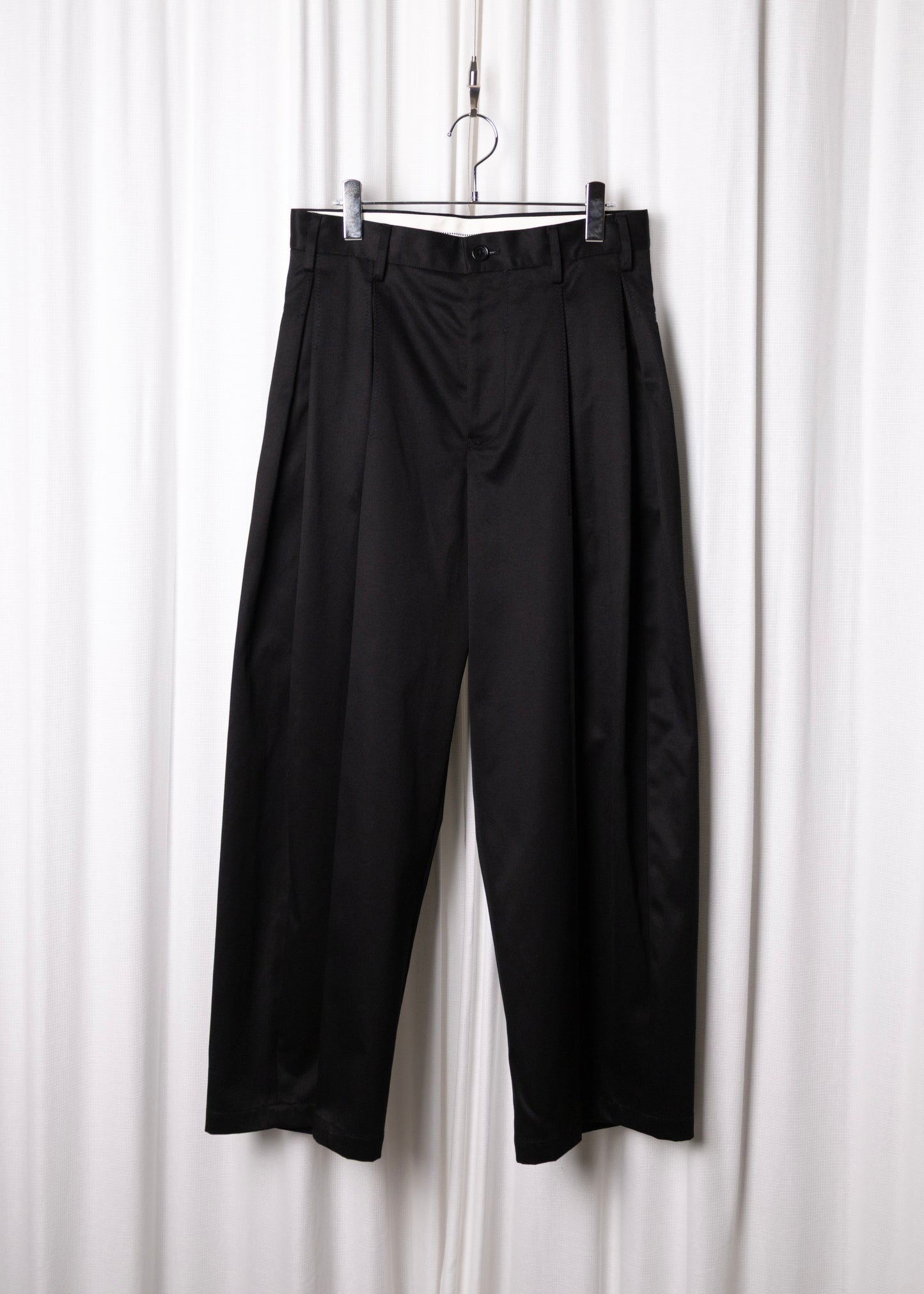 [KHOKI] Tuck-detail cotton pants