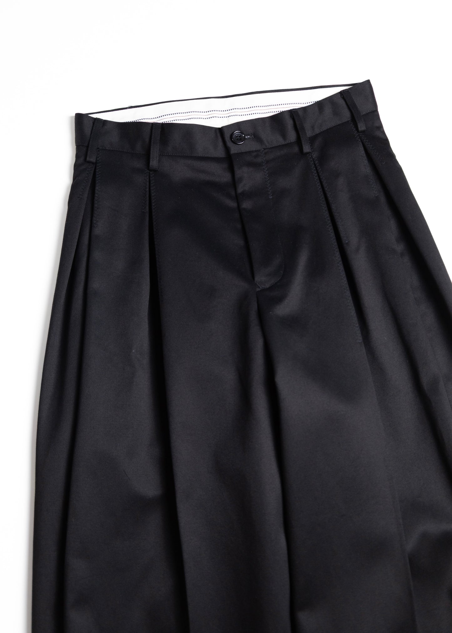 [KHOKI] Tuck-detail cotton pants