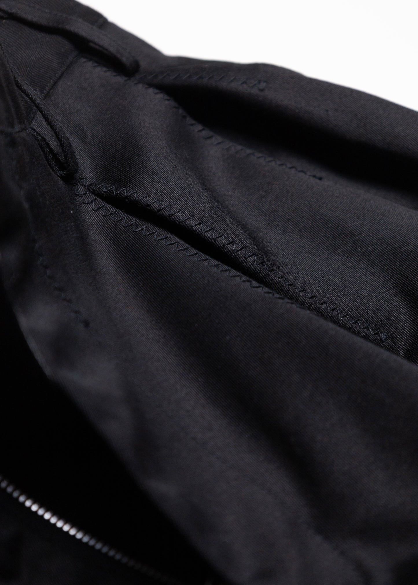 [KHOKI] Tuck-detail cotton pants