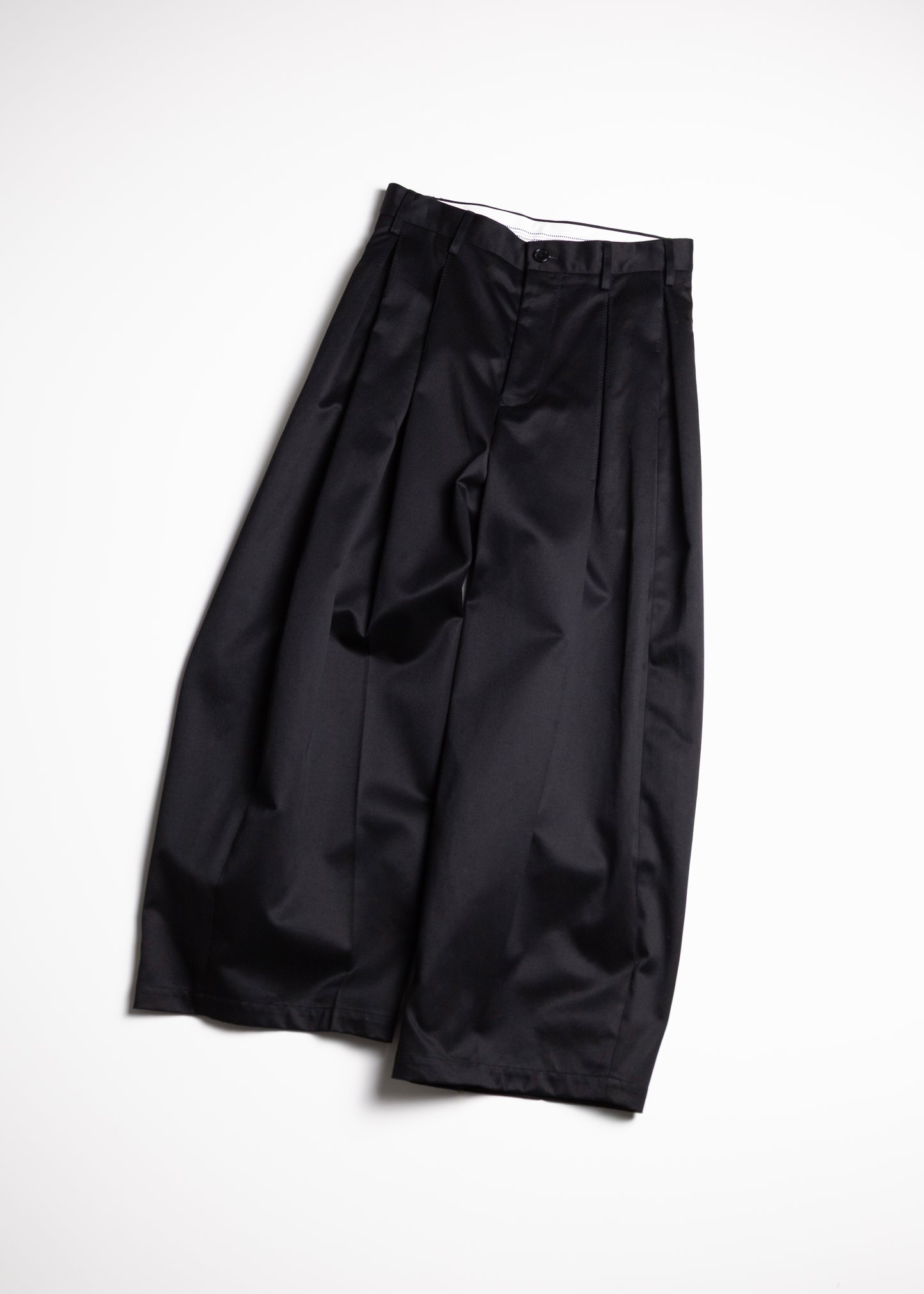 [KHOKI] Tuck-detail cotton pants